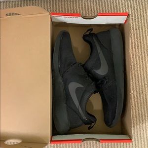 Women's Nike Rosherun all black